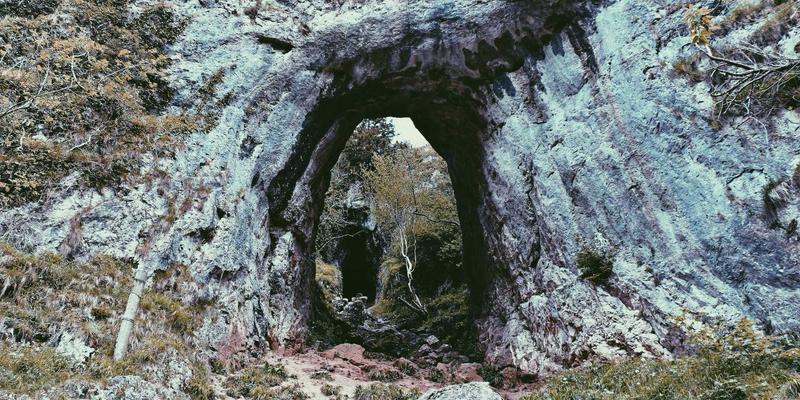 KIAHHJ AR-HUD增强现实抬头显示系统：如何像创意家居设计一样重塑驾驶安全与信息呈现