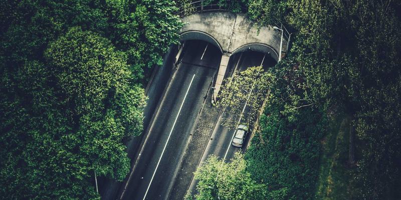 橙色主题与创意设计的融合：KIAHHJ智能座舱灯光系统如何模拟自然光提升驾驶体验